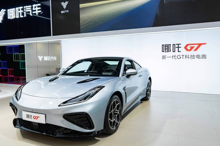 重庆52哪吒汽车在智能汽车领域的表现，领途汽车在新能源汽车市场中的影响力